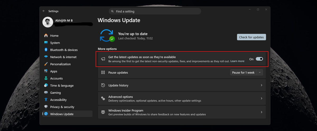 Страница Центра обновления Windows с кнопкой проверки обновлений и включённым переключателем «Получать последние обновления, как только они станут доступны»