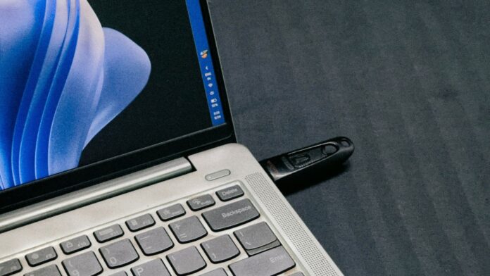 Windows 11 оставляет USB-накопители как скрытые отсутствующие устройства после отключения