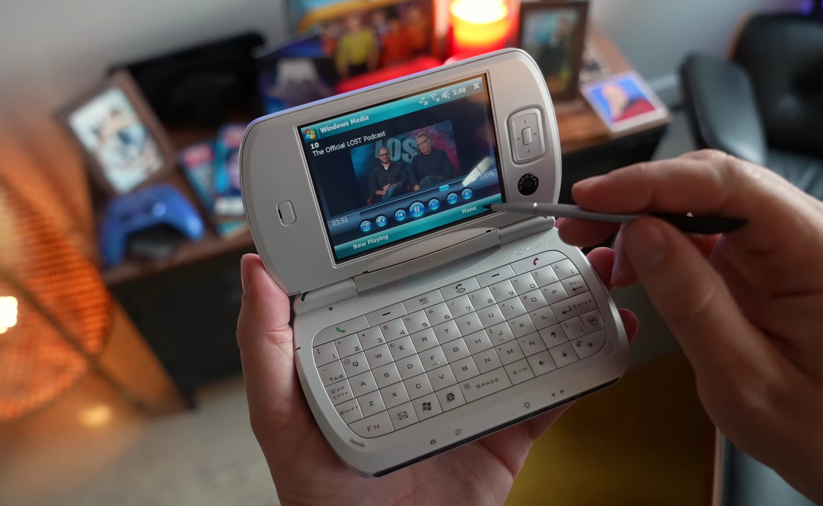 HTC Universal. Изображение предоставлено MrMobile via YouTube