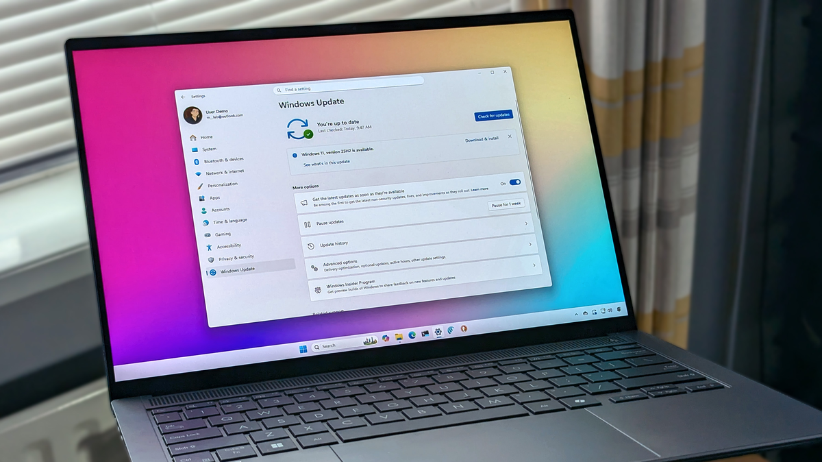 Ноутбук ASUS Zenbook 14 OLED с отображением экрана Windows 11 и Центра обновлений