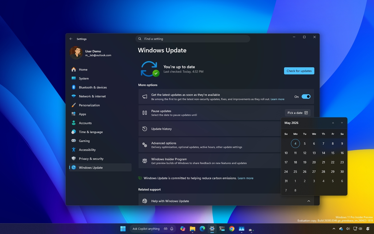 Окно параметров Центра обновлений Windows на экране компьютера с тёмной темой. Открыт календарь, показывающий май 2025 года. Фон выполнен в градиенте синего, жёлтого и фиолетового.