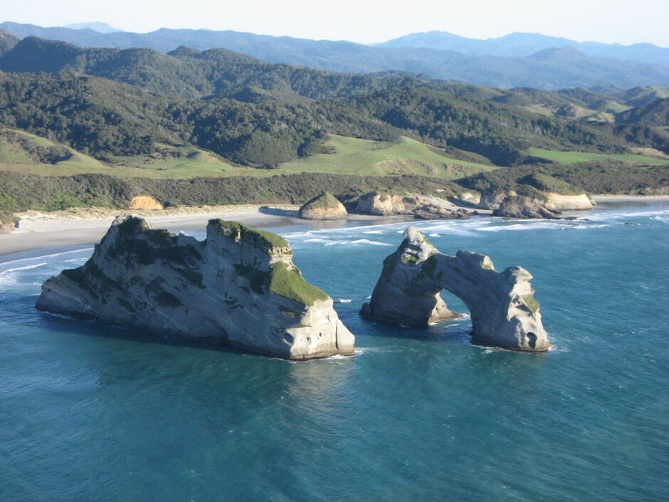 Морские арки Wharariki. Фото: Golden Bay Air West Coast scenic flight