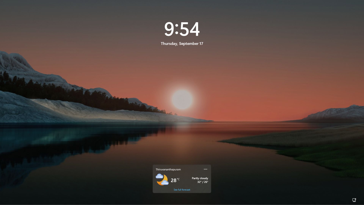 Экран блокировки Windows 11 с одним виджетом погоды по умолчанию.
