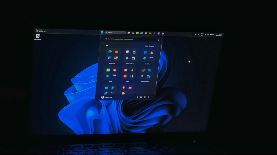 Windows 11 получила перемещаемую панель задач, масштабируемое меню Пуск и поиск без Bing. Как включить всё сразу