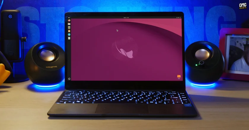 Ноутбук на столе с рабочим столом Ubuntu 26.10 Stonking Stingray