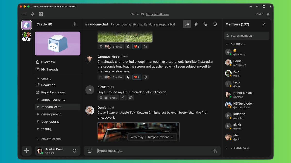 Окно клиента Chatto с сервером Chatto HQ, видны каналы, сообщения и пользователи на зелёно-голубом фоне