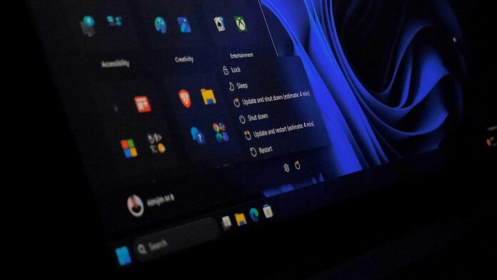 Меню питания Windows 11 с отдельными пунктами "Завершение работы", "Перезагрузка", "Обновить и завершить работу" и "Обновить и перезагрузить"